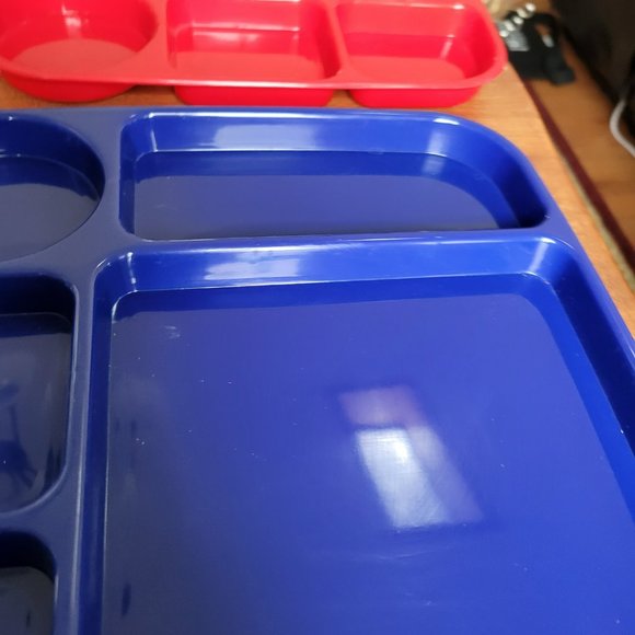 sectioned trays hard plastic blue and red set of four - Picture 4 of 5